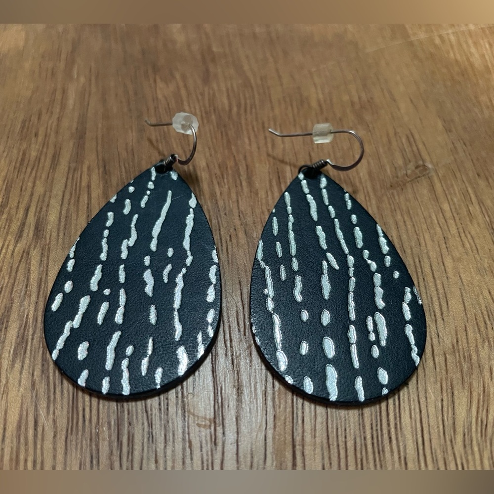 Nickel and Suede Black and Silver Small Leather Earrings